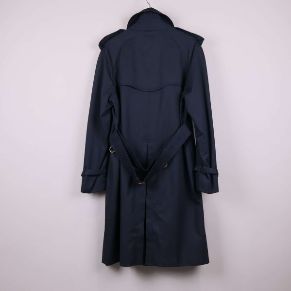 Baksidan av mörkblå trenchcoat med bältet synligt