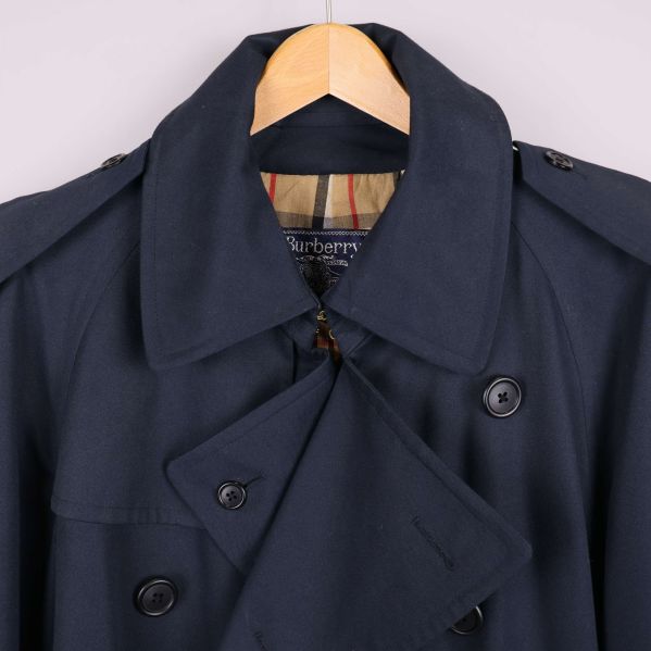 Närbild på krage och axelparti av trenchcoat