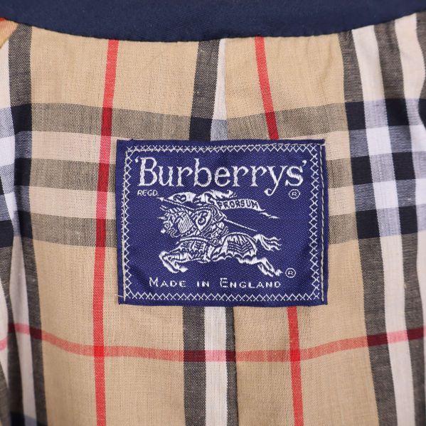 Burberrys etikett på rutigt innerfoder