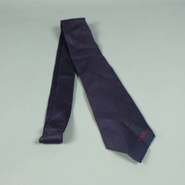 Mörkblå slips med röda prickar 