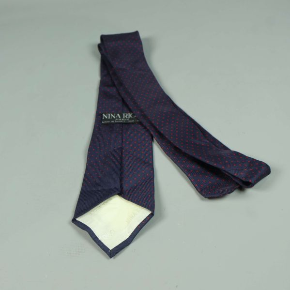 Baksidan av slipsen med logotyp och etikett