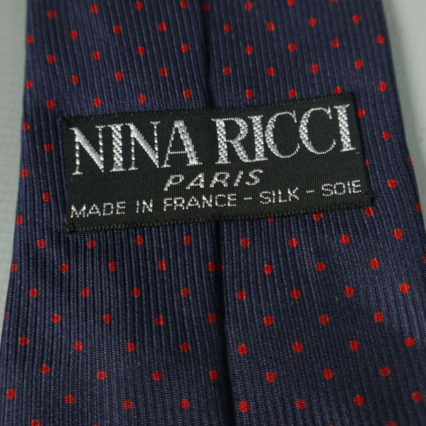 Närbild på etikett med texten '100% Silk'