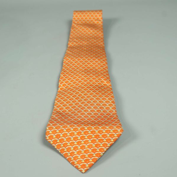 Slips i orange med grafiskt mönster