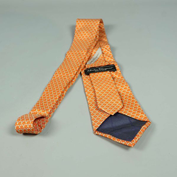 Etikett och baksida av orange slips