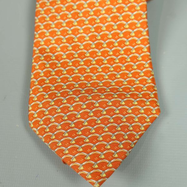 Närbild på mönstret på orange slips