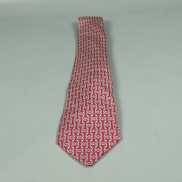 Helbild på röd Hermès-slips med grafiskt mönster