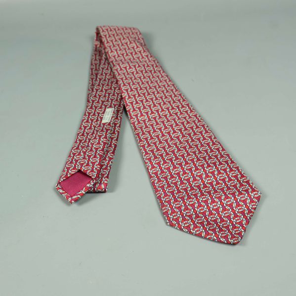 Hermès-slips visad från sidan med elegant mönster och etikett