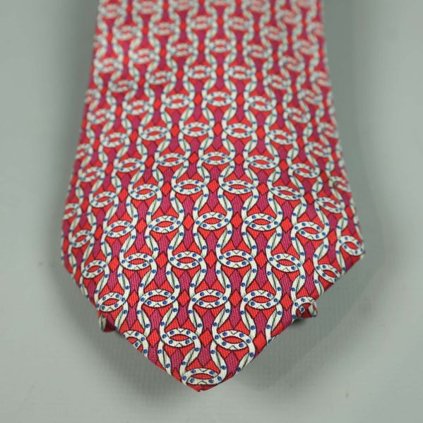 Närbild på mönstret på Hermès-slipsen i rött och vitt