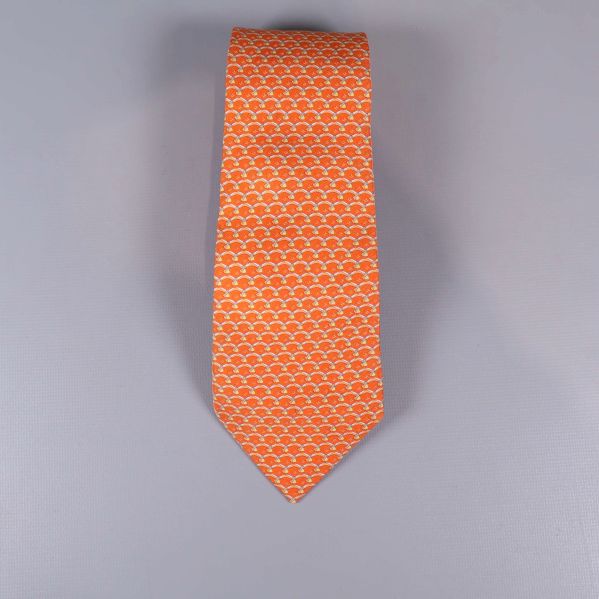 Orange slips med vitt geometriskt mönster framifrån