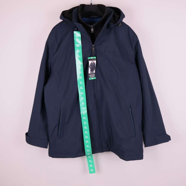 Framsidan av mörkblå jacka med huva på galge