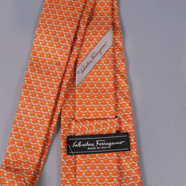 Närbild på Salvatore Ferragamo etikett och textilinsida