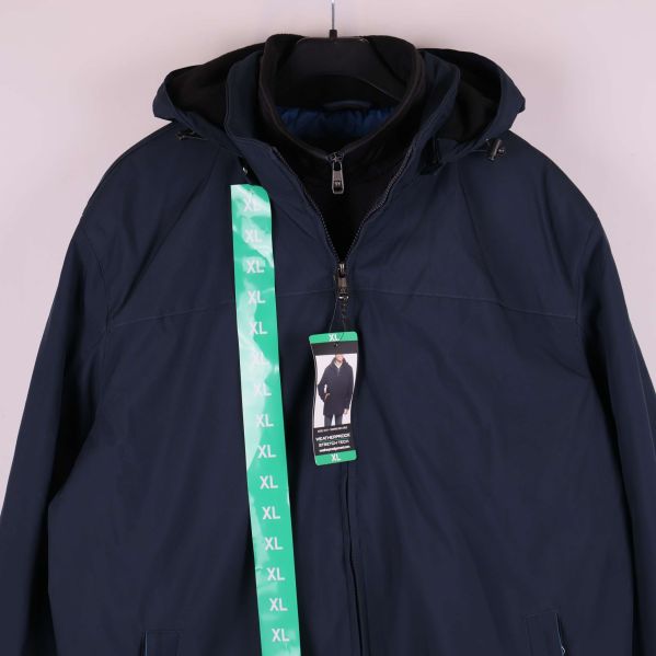 Närbild på jackans överdel med huva och XL-rem