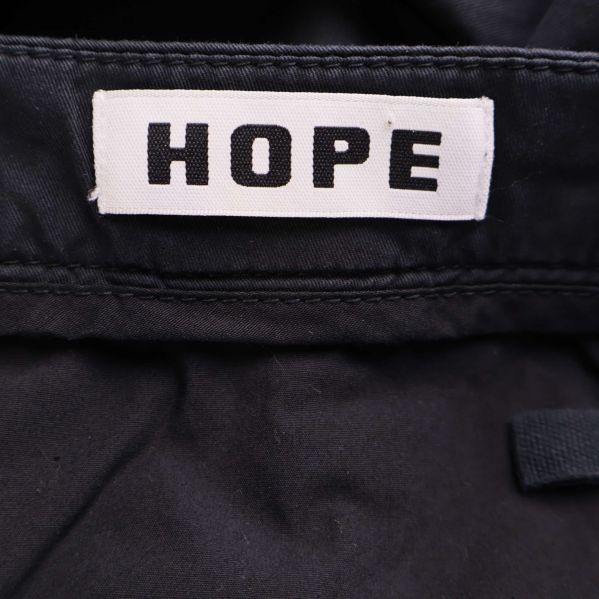 Närbild på vit HOPE-logotyp i linning