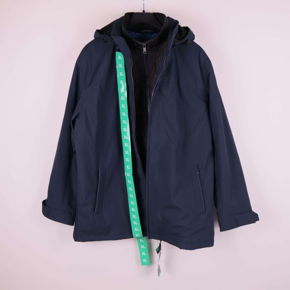 Framsidan av jacka med synlig dragkedja och grön XL-markering