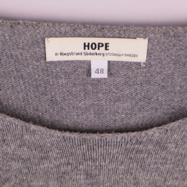 Närbild på Hope-logga och storlek 48 i nacken