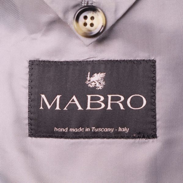 Svart inneretikett med texten Mabro hand made in Tuscany - Italy