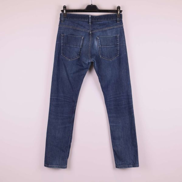 Baksida av raka blå jeans med bakfickor