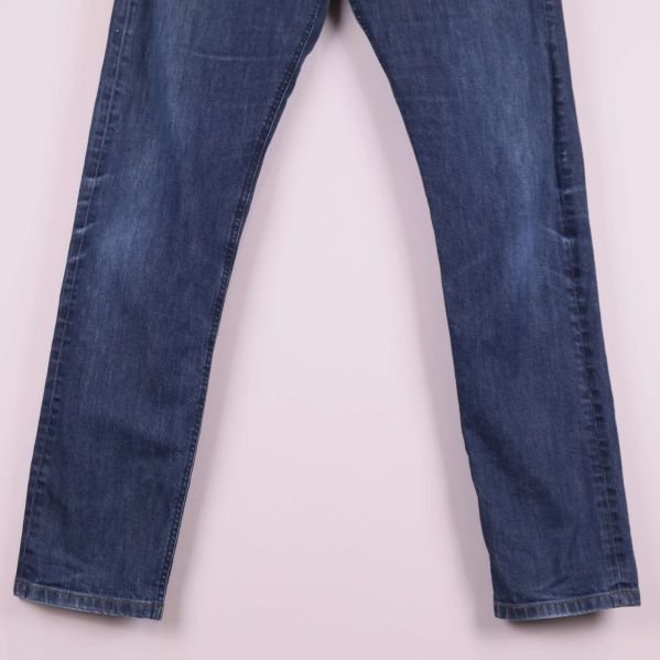 Närbild på ben och avslut av jeans
