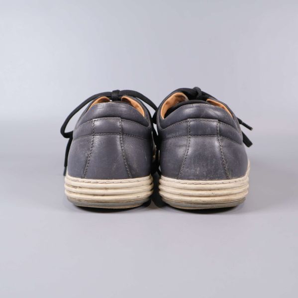 Sneakers bakifrån med ljus sula och sömmar