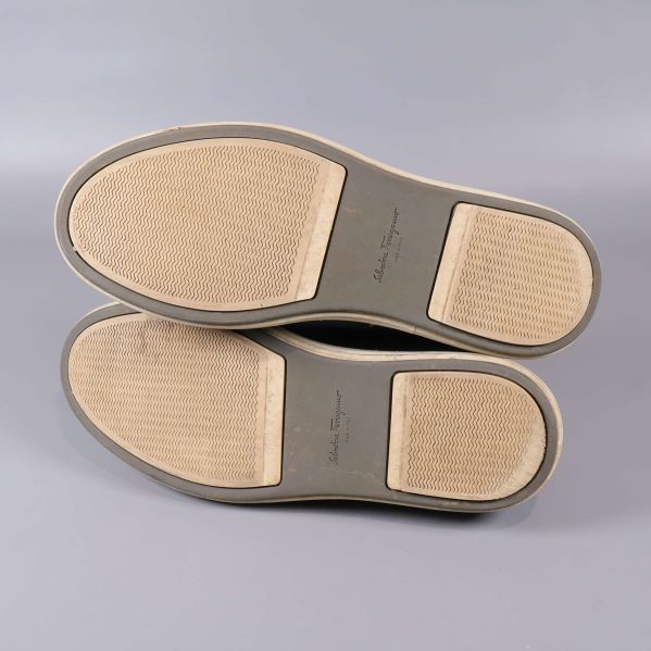 Sneakerns undersida med slitbana och Salvatore Ferragamo-logga