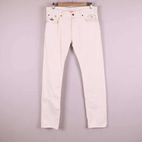 Framsida på vita raka jeans upphängda på galge