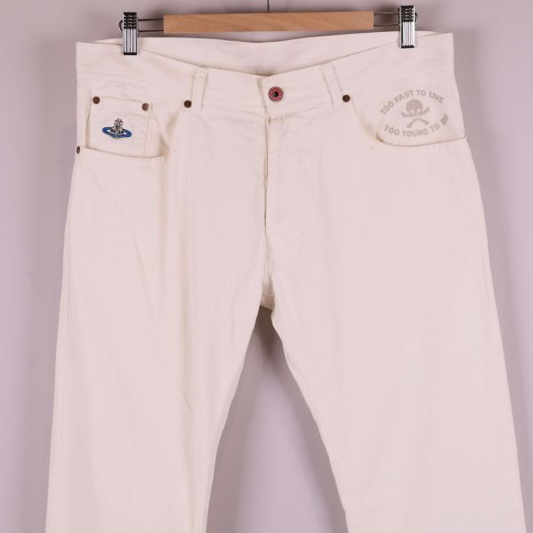 Detaljbild av fickor fram med broderi och logobrodyr