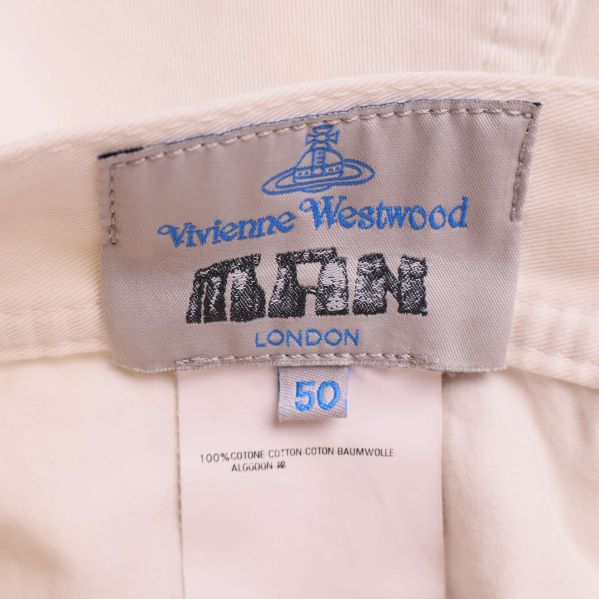 Närbild på etikett med Vivienne Westwood MAN och stl 50