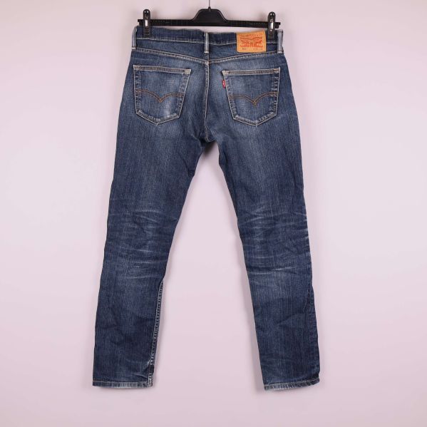 Jeans bakifrån med två bakfickor och läderpatch