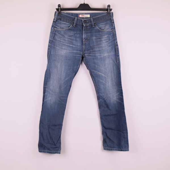 Jeans framifrån med svag tvätt och raka ben