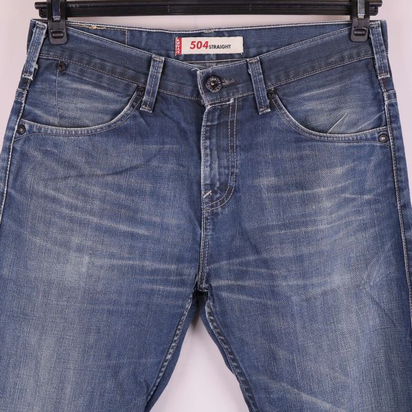 Närbild på jeans fram med fickor och tvätt