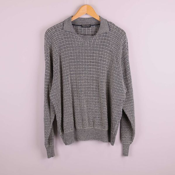 Stickad tröja med rutigt grafiskt mönster på galge