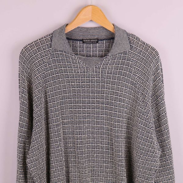 Krage och övre framstycke på stickad tröja med rutmönster