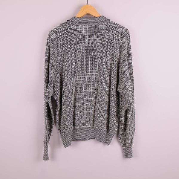 Baksidan av stickad tröja med grafiskt rutmönster