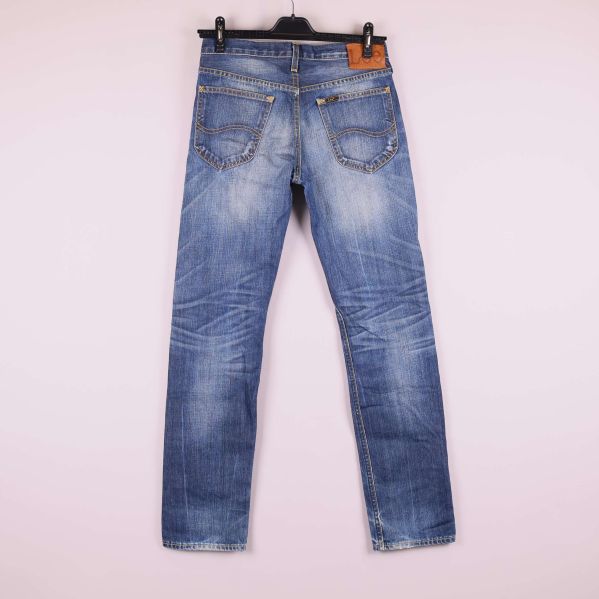 Baksida av blåa Lee jeans med bakfickor och läderpatch