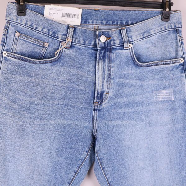 Närbild på jeansens överdel och fickor fram