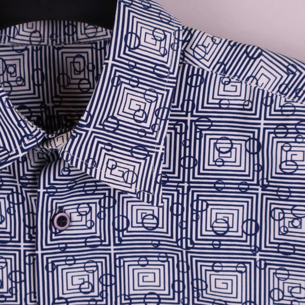 Kragdetalj på skjorta med blåvitt grafiskt mönster