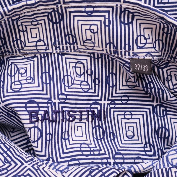 Närbild på skjortans mönster och storleksetikett 37/38