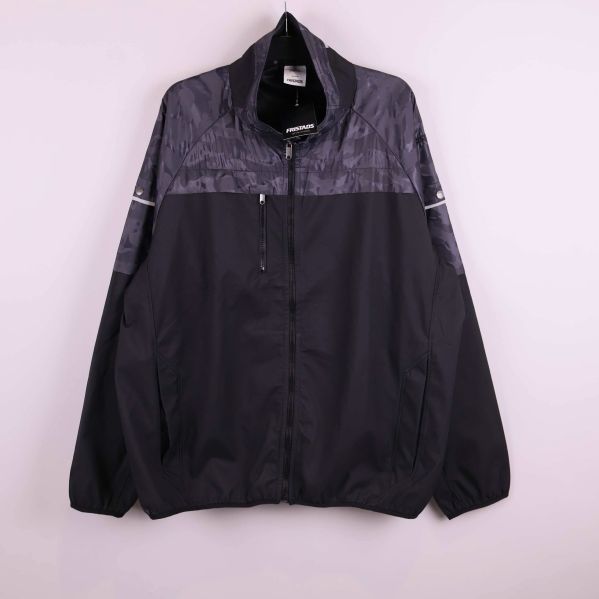 Svart jacka med mönstrade axelpartier hänger på galge