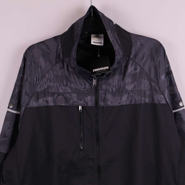 Närbild på jackans bröstparti och mönstrade tyg