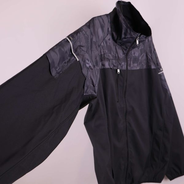 Jacka med utsträckt ärm visar detaljer