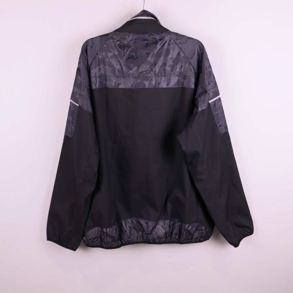 Vindjackan fotograferad bakifrån och visar paneler