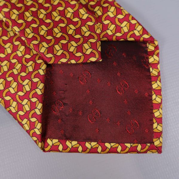 Närbild på slipsens foder med logo