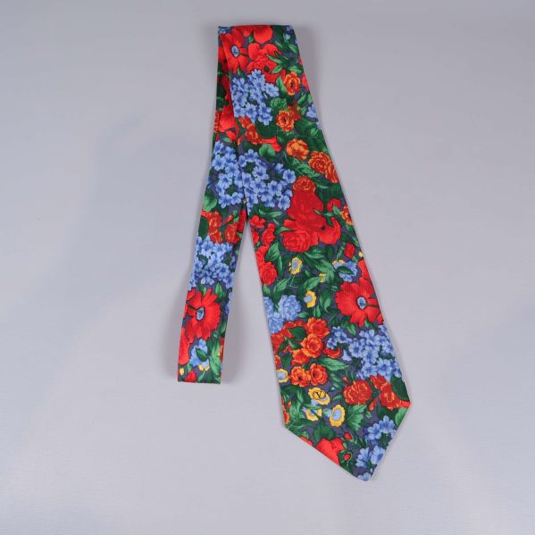 Färgglad blommig slips i sin helhet