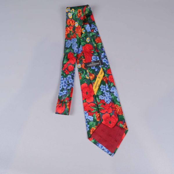 Baksidan av slipsen visar etiketter och mönster