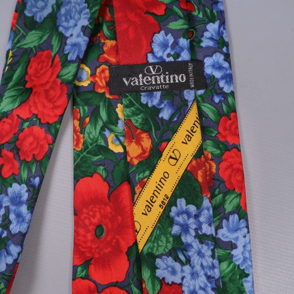 Etikett Valentino och gul logga på slipsens baksida