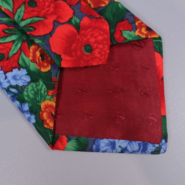 Närbild på röd fodrad baksida av slipsen