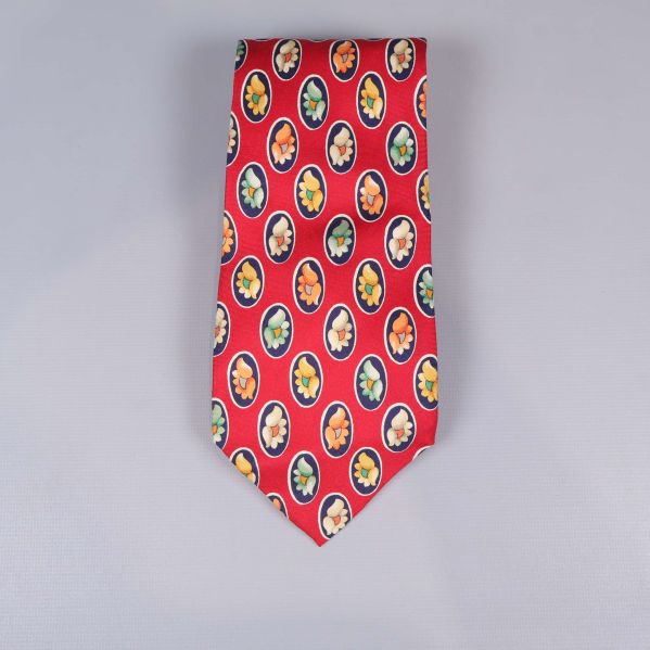 Slips med röd botten och mönster av blommor