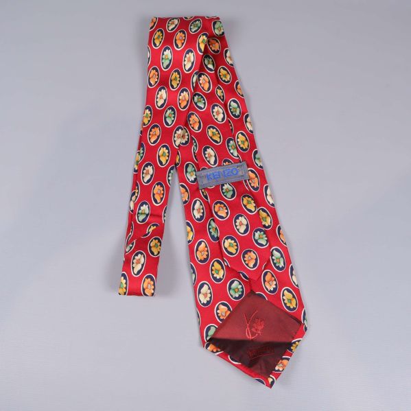 Baksida av Kenzo slips med etikett och mönster