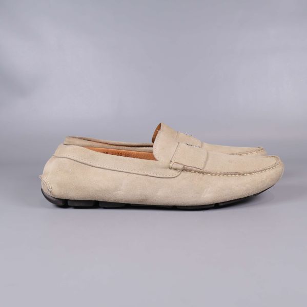 Beige Prada loafer i mocka från sidan