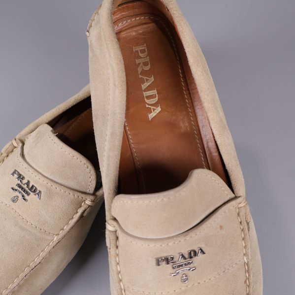 Närbild på mocka och innersula med Prada-logotyp